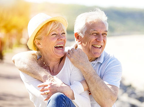 Pogodny Senior Edycja 2 - Fotografia przedstawia szczęśliwych seniorów.